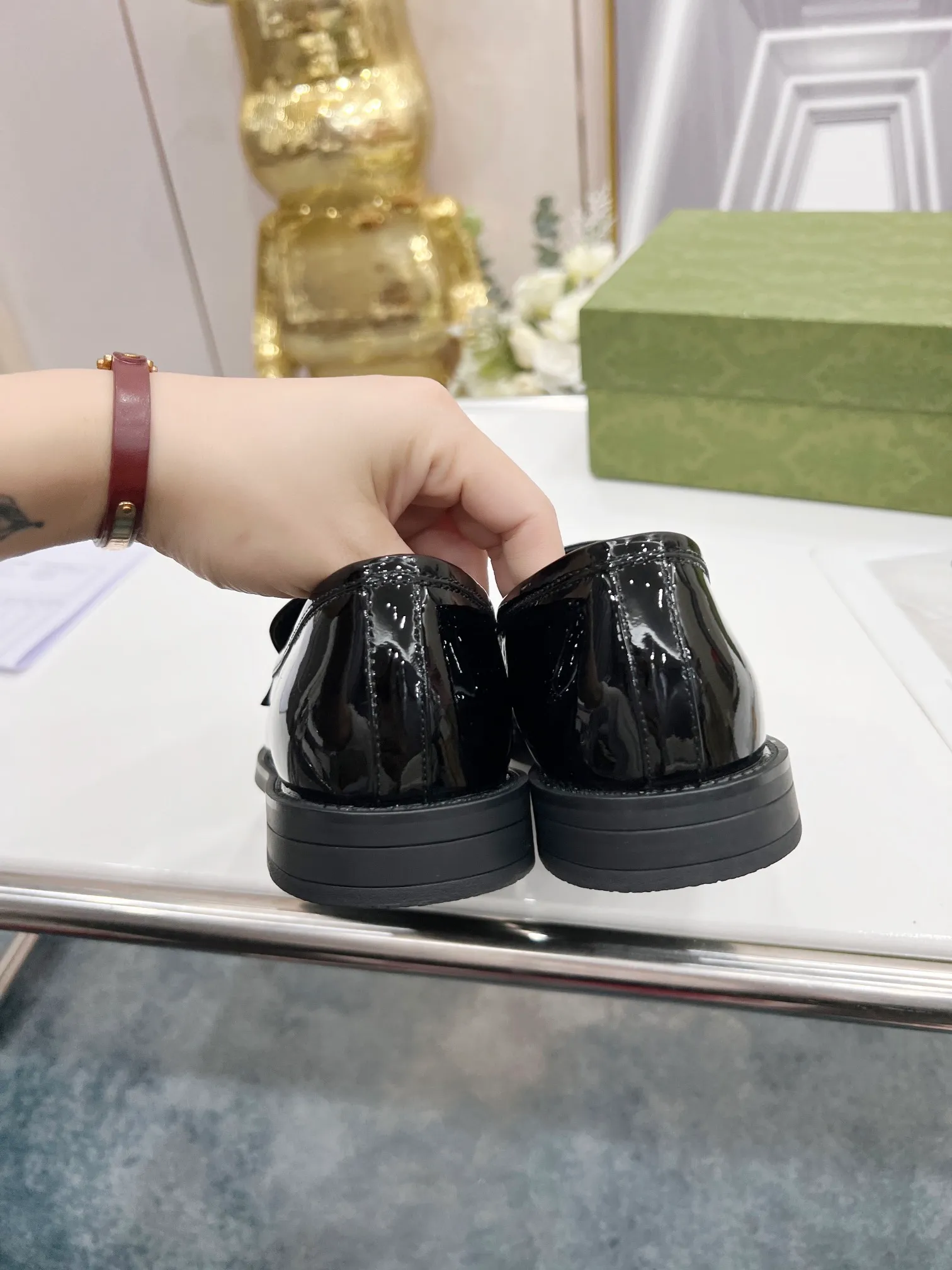 👟👟Ex-factory price 440👟👟 2022 new G family classic design loafers, made of V-shaped quilted effect leather, double G monogram evolved from Gucci, calf leather, mixed sheepskin lining, heel height 1.5 cm, original molded wear-resistant Tpu outsole. Code number 35-42,